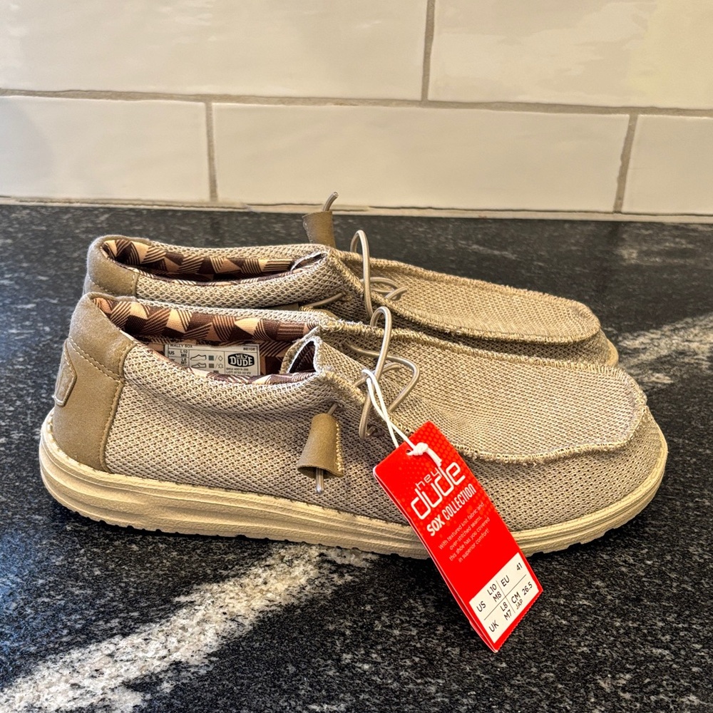 Hey Dude Wally Sox Shoes – Beige – Men’s Size 8 / Women’s 10 – NWT